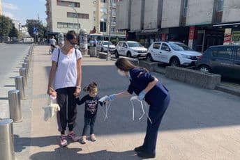 PG: Pripadnici gradskih službi dijelili zaštitne maske građanima PG: Pripadnici gradskih službi dijelili zaštitne maske građanima