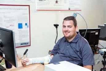 Nova tehnologija vraća dodir paralizovanom čovjeku: Rukom diže čašu, provlači kreditnu karticu i svira Guitar Hero Nova tehnologija vraća dodir paralizovanom čovjeku: Rukom diže čašu, provlači kreditnu karticu i svira Guitar Hero