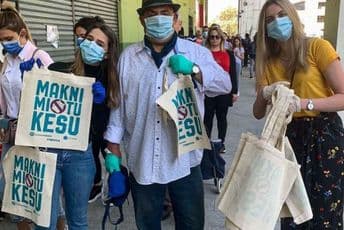 Podijelili građanima 50 cegera uz poruku "Makni mi tu kesu" Podijelili građanima 50 cegera uz poruku "Makni mi tu kesu"