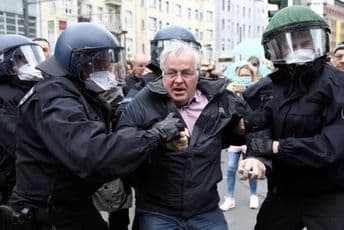 Protest u Berlinu protiv mjera socijalnog distanciranja Protest u Berlinu protiv mjera socijalnog distanciranja