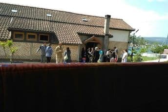 Benedikt okupio vjernike na Miholjskoj prevlaci, ne haje za zakon i zdravlje?! Benedikt okupio vjernike na Miholjskoj prevlaci, ne haje za zakon i zdravlje?!