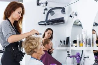 Frizeri i kozmetičari zabrinuti: Biće manje posla, a više troškova Frizeri i kozmetičari zabrinuti: Biće manje posla, a više troškova