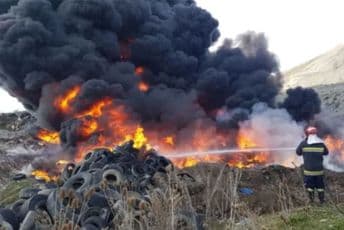U blizini Pljevalja gori velika deponija guma (FOTO) U blizini Pljevalja gori velika deponija guma (FOTO)