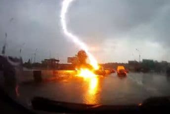 (VIDEO) Grom dva puta udario u isti automobil (VIDEO) Grom dva puta udario u isti automobil