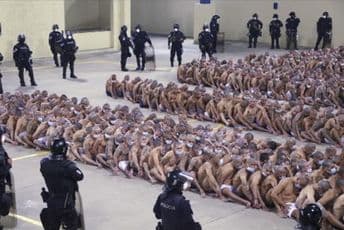 Udruženja za ljudska prava kritikuju neljudske fotografije iz zatvora u El Salvadoru Udruženja za ljudska prava kritikuju neljudske fotografije iz zatvora u El Salvadoru