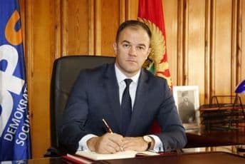 Gorjelo vozilo predsjednika nikšićkog DPS-a, utvrđuje se uzrok požara Gorjelo vozilo predsjednika nikšićkog DPS-a, utvrđuje se uzrok požara