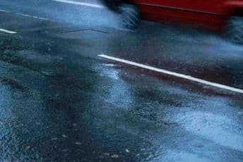 Putevi mokri, vidljivost smanjena Putevi mokri, vidljivost smanjena