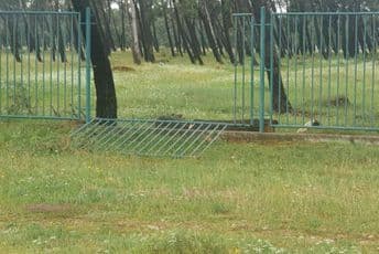 Uništen dio ograde oko Park šume Zlatica Uništen dio ograde oko Park šume Zlatica