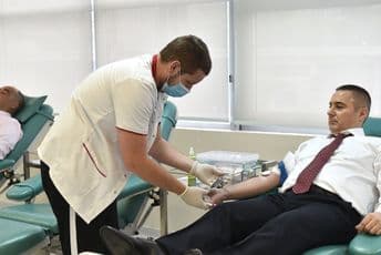 Veljović sa najbližim saradnicima donirao krv Veljović sa najbližim saradnicima donirao krv