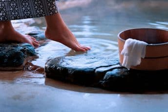 Pomoću peškira smanjite bol u leđima za samo 5 minuta Pomoću peškira smanjite bol u leđima za samo 5 minuta