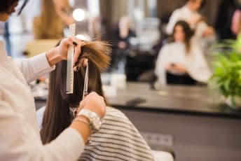 U frizerski salon obavezno sa maskama i rukavicama, poštujte zakazani termin U frizerski salon obavezno sa maskama i rukavicama, poštujte zakazani termin