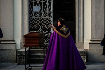 Italija: Sahranu penzionera pratilo virtuelno 150 ljudi Italija: Sahranu penzionera pratilo virtuelno 150 ljudi