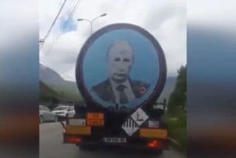 Kosovska policija privela vozače kamiona zbog slika Putina i Vuka Karadžića Kosovska policija privela vozače kamiona zbog slika Putina i Vuka Karadžića