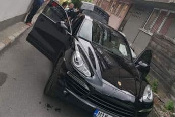 Bježao poršeom, pa potegao pištolj na policiju Bježao poršeom, pa potegao pištolj na policiju