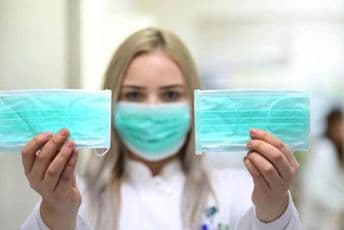 Za bacanje maske i rukavica na ulicu u Rimu kazna 500 eura Za bacanje maske i rukavica na ulicu u Rimu kazna 500 eura