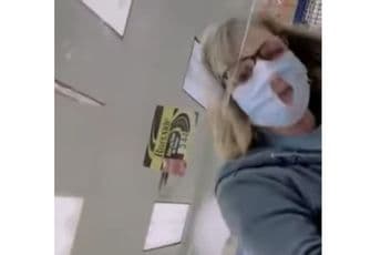 Napravila rupu na maski kako bi lakše disala (VIDEO) Napravila rupu na maski kako bi lakše disala (VIDEO)