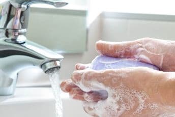 COVID-19 može da opstane do devet sati na ljudskoj koži Ilustracija