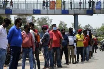 Nju Delhi uveo “korona porez” na alkohol, zbog gužvi ispred prodavnica Nju Delhi uveo “korona porez” na alkohol, zbog gužvi ispred prodavnica