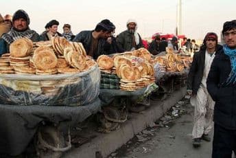 U Avganistanu građanima dijele besplatan hljeb, zbog koronavirusa došlo do prehrambene krize U Avganistanu građanima dijele besplatan hljeb, zbog koronavirusa došlo do prehrambene krize