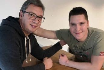 Vučić u zagrljaju sa sinom Danilom: Odustajanje nikad nije bila opcija Vučić u zagrljaju sa sinom Danilom: Odustajanje nikad nije bila opcija