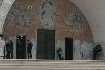 Policija kontrolisala poštovanje mjera NKT-a ispred Hrama Policija ispred Hrama