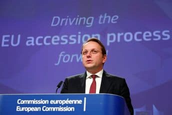 Varhelji: Vlast i SPC moraju pronaći obostrano prihvatljivo rješenje Varhelji: Vlast i SPC moraju pronaći obostrano prihvatljivo rješenje