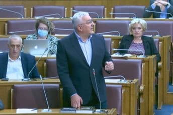 Mandić: Napadi na SPC u funkciji zaustavljanja litija Mandić: Napadi na SPC u funkciji zaustavljanja litija