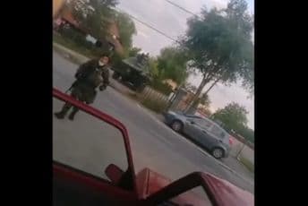 Autom se zaletio u migrantski kamp: Ne dam pravoslavlje muslimanima (VIDEO) Autom se zaletio u migrantski kamp: Ne dam pravoslavlje muslimanima (VIDEO)