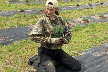 Najljepša žena na svijetu okušala se u poljoprivredi Bela na polu lavande