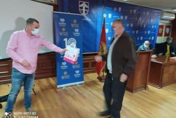 Učenicima seoskog područja uručeni pametni telefoni Učenicima seoskog područja uručeni pametni telefoni