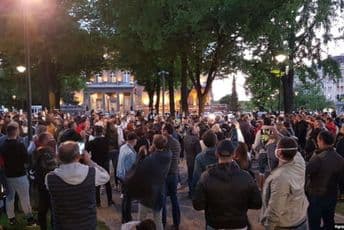 Protest ispred Predsjedništva Srbije, građani sa balkona sišli na ulicu Protest ispred Predsjedništva Srbije, građani sa balkona sišli na ulicu