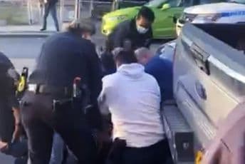 Policija brutalno sprovodi mjere: Udarci u glavu - čovjek leži i ne pruža otpor (VIDEO) Policija brutalno sprovodi mjere: Udarci u glavu - čovjek leži i ne pruža otpor (VIDEO)