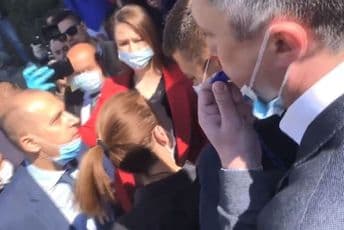 Srbija: Protest Dveri ispred ulaza u Skupštinu, nasrtaji na ministre i poslanike Srbija: Protest Dveri ispred ulaza u Skupštinu, nasrtaji na ministre i poslanike