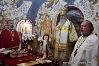 Amfilohije uz policijsku kontrolu održao službu u manastiru Svetog Simeona Mirotočivog Amfilohije sa sveštenstvom SPC