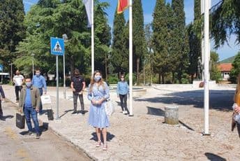 Mladi DPS Danilovgrada dijelili sugrađanima zaštitne maske Mladi DPS Danilovgrada dijelili sugrađanima zaštitne maske