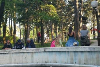 Nikšić: Sunce izmamilo građane van, park pun Nikšić: Sunce izmamilo građane van, park pun