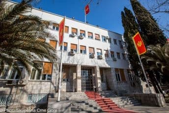 Dolaze ispred Skupštine na dan glasanja o budžetu Dolaze ispred Skupštine na dan glasanja o budžetu