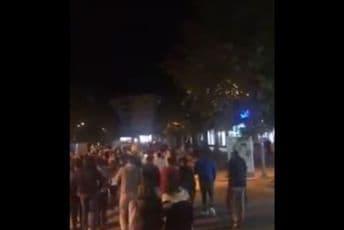 Vjernici SPC se okupili u Beranama, uzvikivali ,,Ne damo svetinje i sveštenike" (VIDEO) Vjernici SPC se okupili u Beranama, uzvikivali ,,Ne damo svetinje i sveštenike" (VIDEO)