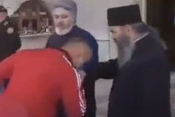 Muški rukoljubi za Amfilohijeve sveštenike Mitrovića i Šljivančanina Muški rukoljubi za Amfilohijeve sveštenike Mitrovića i Šljivančanina