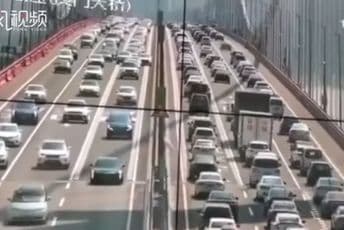 "Talasi" na mostu u Kini uplašili vozače (VIDEO) "Talasi" na mostu u Kini uplašili vozače (VIDEO)