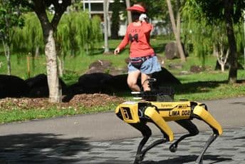 Pas robot opominje ljude u Singapuru da drže distancu Pas robot opominje ljude u Singapuru da drže distancu