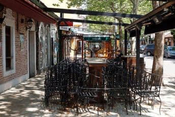 NKT ili da ograniči rad ugostiteljskih objekata do ponoći ili da obustavi rad svih uslužnih djelatnosti uz subvencije NKT ili da ograniči rad ugostiteljskih objekata do ponoći ili da obustavi rad svih uslužnih djelatnosti uz subvencije