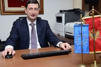 Smanjiti plate funkcionera, putovanja, službena vozila… Smanjiti plate funkcionera, putovanja, službena vozila…