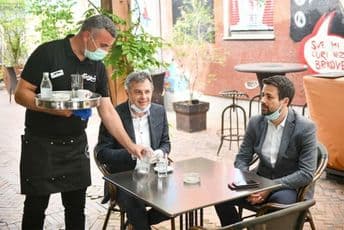 Radojičić na jutarnjoj kafi u centru Banjaluke Radojičić na jutarnjoj kafi u centru Banjaluke