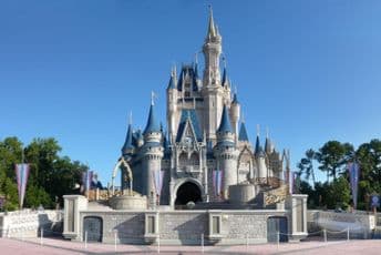 Amerikanac uhapšen jer je iz kućne izolacije pobjegao u Diznilend Amerikanac uhapšen jer je iz kućne izolacije pobjegao u Diznilend