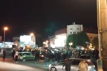 Umalo došlo do incidenta između gradjana koji su uzvikivali "ne damo svetinje" i policije Umalo došlo do incidenta između gradjana koji su uzvikivali "ne damo svetinje" i policije