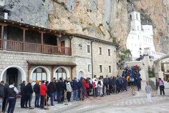 Pod Ostrogom gužva, vjernici čekaju da uđu u manastir Pod Ostrogom gužva, vjernici čekaju da uđu u manastir