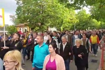 Na Ostrogu odlična komunikacija policije i sveštenika, u Nikšiću sve suprotno Na Ostrogu odlična komunikacija policije i sveštenika, u Nikšiću sve suprotno