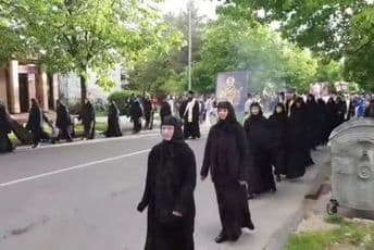 Episkopski savjet zatražio da se privedeni sveštenici na čelu sa Joanikijem momentalno puste na slobodu Episkopski savjet zatražio da se privedeni sveštenici na čelu sa Joanikijem momentalno puste na slobodu