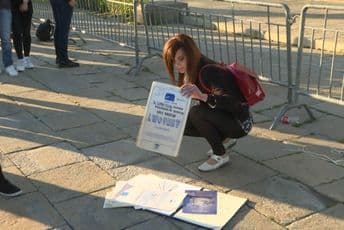 Profesorka spalila sve svoje diplome i licence ispred Skupštine Srbije (VIDEO) Profesorka spalila sve svoje diplome i licence ispred Skupštine Srbije (VIDEO)